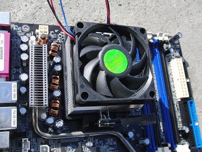 主板上的CPU散热器(风扇和散热板)